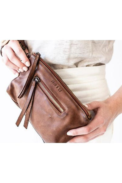 JUJU & CO SMALL ESSENTIAL POUCH - COGNAC